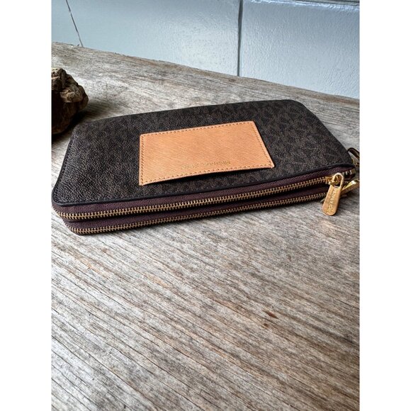 Michael Kors Brown Leather Wristlet Wallet With Gold Zipper And Card Slots - Picture 4 of 6